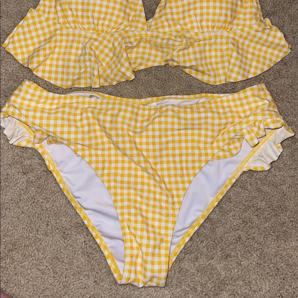 Yellow bikini - Picture 2 of 2